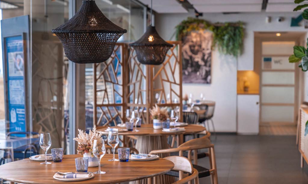 Interior round tables at Restaurant Ca la Nuri