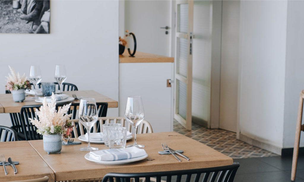 Interior tables at Restaurant Ca la Nuri