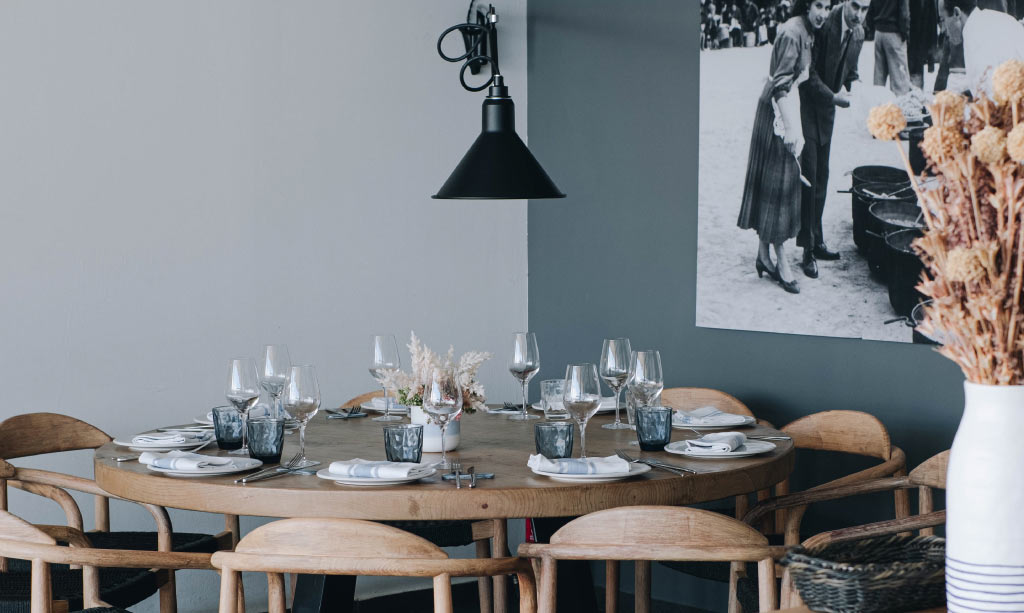 Interior round table at Restaurant Ca la Nuri